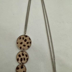 Lange zilverkleurige ketting met hanger 3 rondjes met panterprint