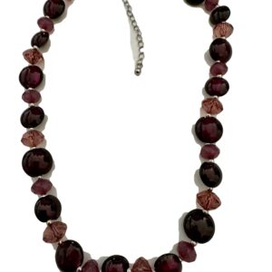 Ketting met aubergine paars kralen afgewisseld met roze facetkralen