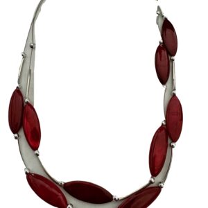 Laagjesketting rood met buisjes en zilverkleurige kraaltjes