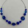 Ketting met blauwe kralen en metaaldraad