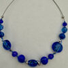 Ketting met blauwe kralen en metaaldraad