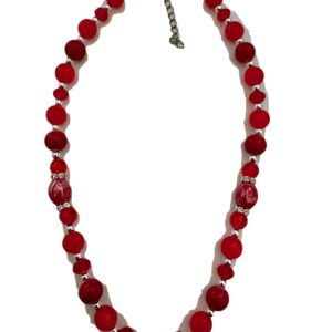 Mooie rode ketting met verschillende soorten rode kralen en tussenzetsels