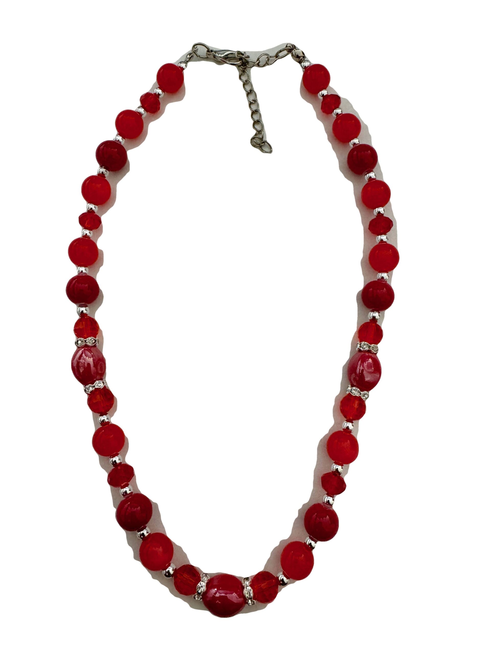 Mooie rode ketting met verschillende soorten rode kralen en tussenzetsels