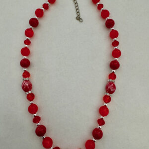 Mooie rode ketting met verschillende soorten rode kralen en tussenzetsels