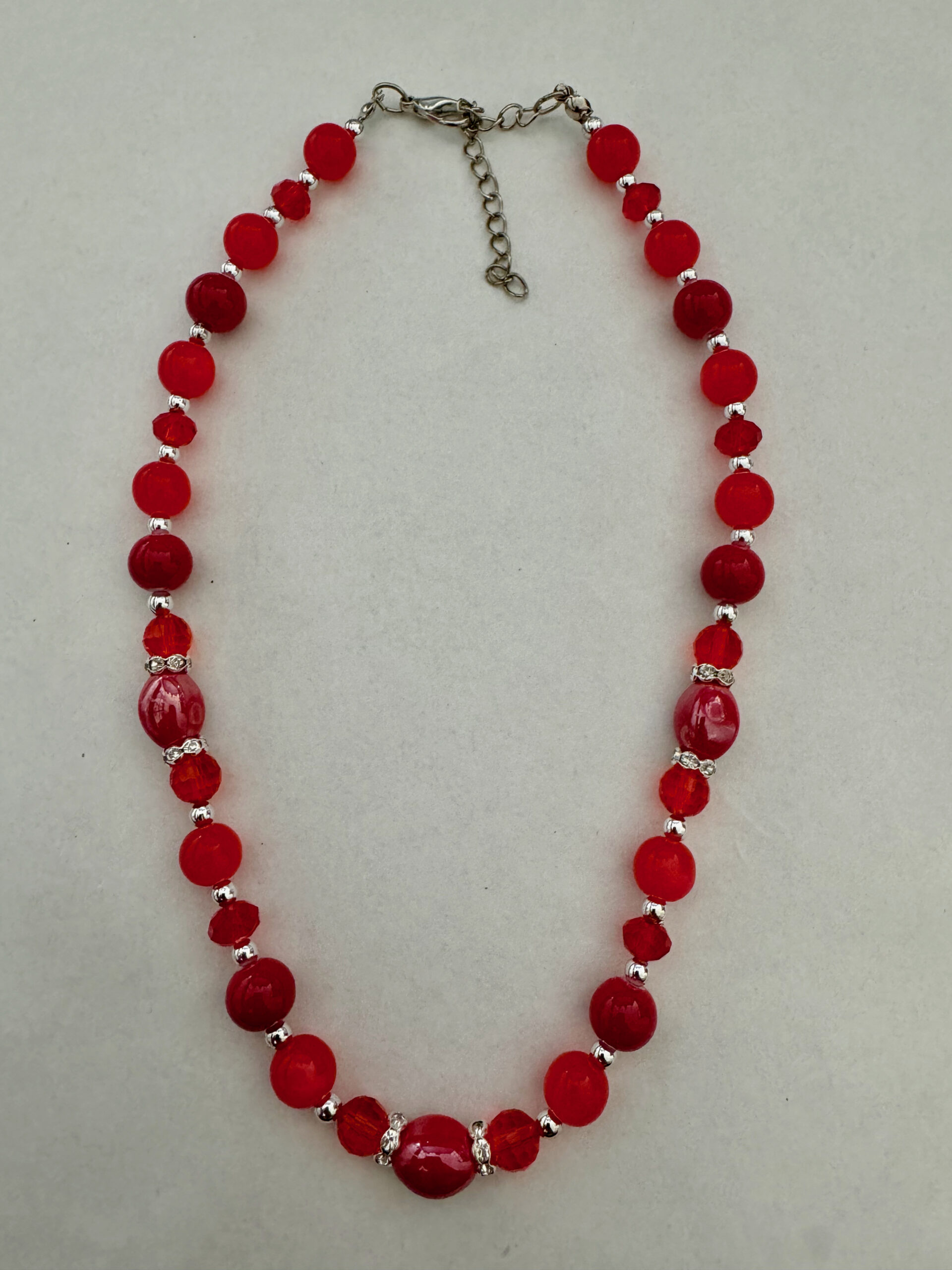 Mooie rode ketting met verschillende soorten rode kralen en tussenzetsels
