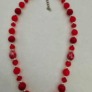 Mooie rode ketting met verschillende soorten rode kralen en tussenzetsels