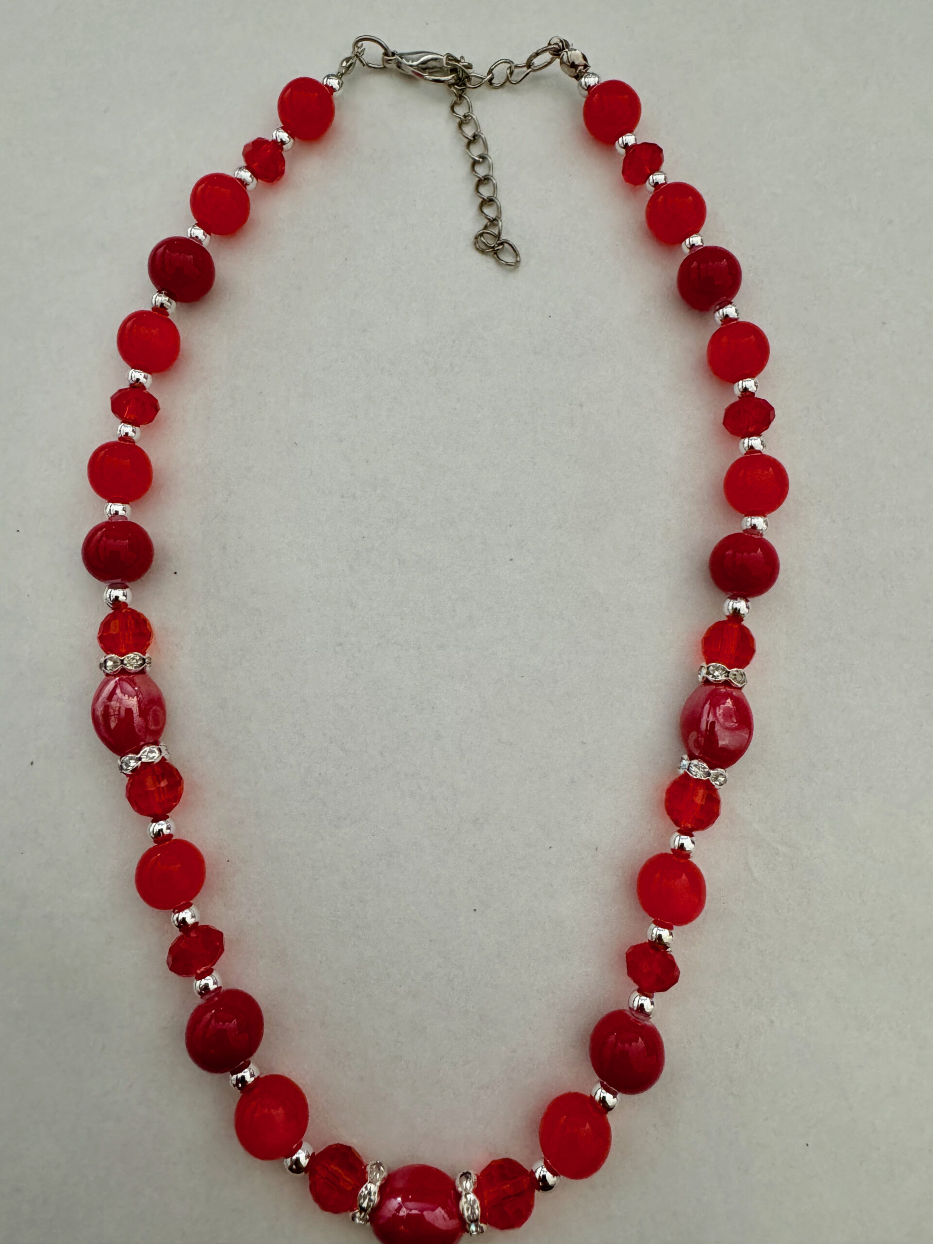 Mooie rode ketting met verschillende soorten rode kralen en tussenzetsels
