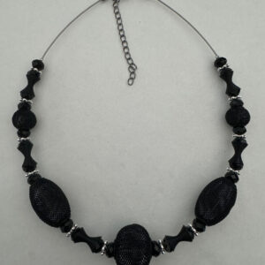 Ketting met zwarte bollen en zilverkleurige kraaltjes