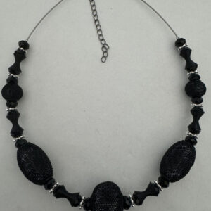 Ketting met zwarte bollen en zilverkleurige kraaltjes