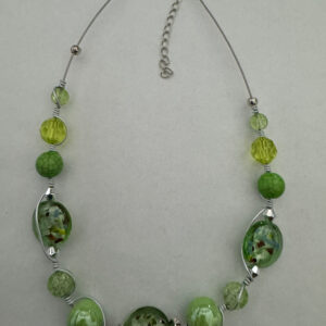 Ketting met groene kralen en metaaldraad