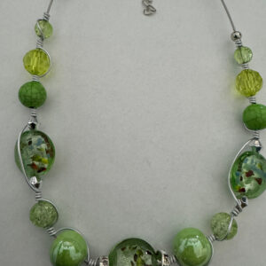 Ketting met groene kralen en metaaldraad