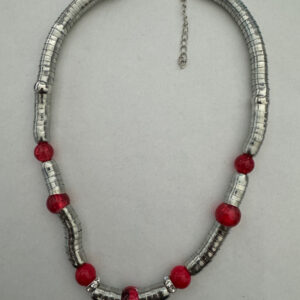 Ketting metaal omwikkeld met rode kralen
