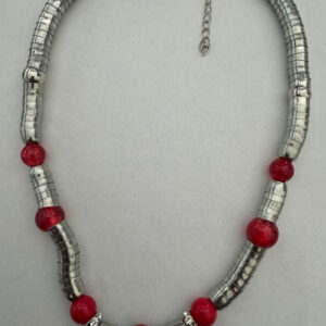 Ketting metaal omwikkeld met rode kralen