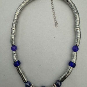 Ketting metaal omwikkeld met blauwe kralen