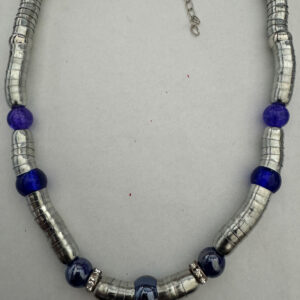 Ketting metaal omwikkeld met blauwe kralen