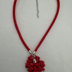 Ketting met rode stof en een trosje natuursteen als hanger