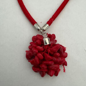 Ketting met rode stof en een trosje natuursteen als hanger