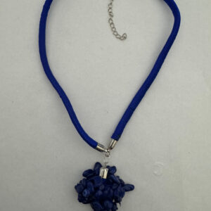 Ketting met blauwe stof en een trosje natuursteen als hanger