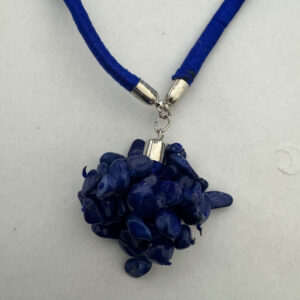 Ketting met blauwe stof en een trosje natuursteen als hanger