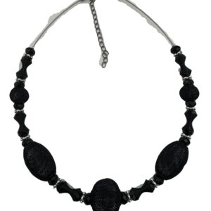 Ketting met zwarte bollen en zilverkleurige kraaltjes