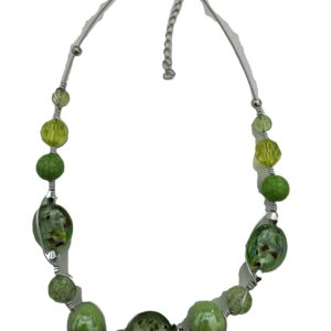 Ketting met groene kralen en metaaldraad