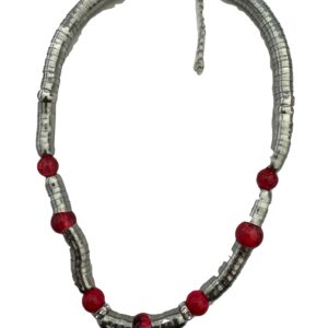 Ketting metaal omwikkeld met rode kralen