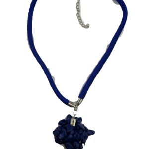 Ketting met blauwe stof en een trosje natuursteen als hanger