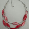 Laagjesketting rood met buisjes en zilverkleurige kraaltjes