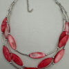 Laagjesketting rood met buisjes en zilverkleurige kraaltjes