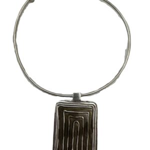 Spang zilverkleurig met mooie vierkante hanger