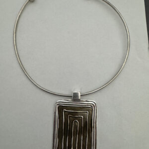 Spang zilverkleurig met mooie vierkante hanger