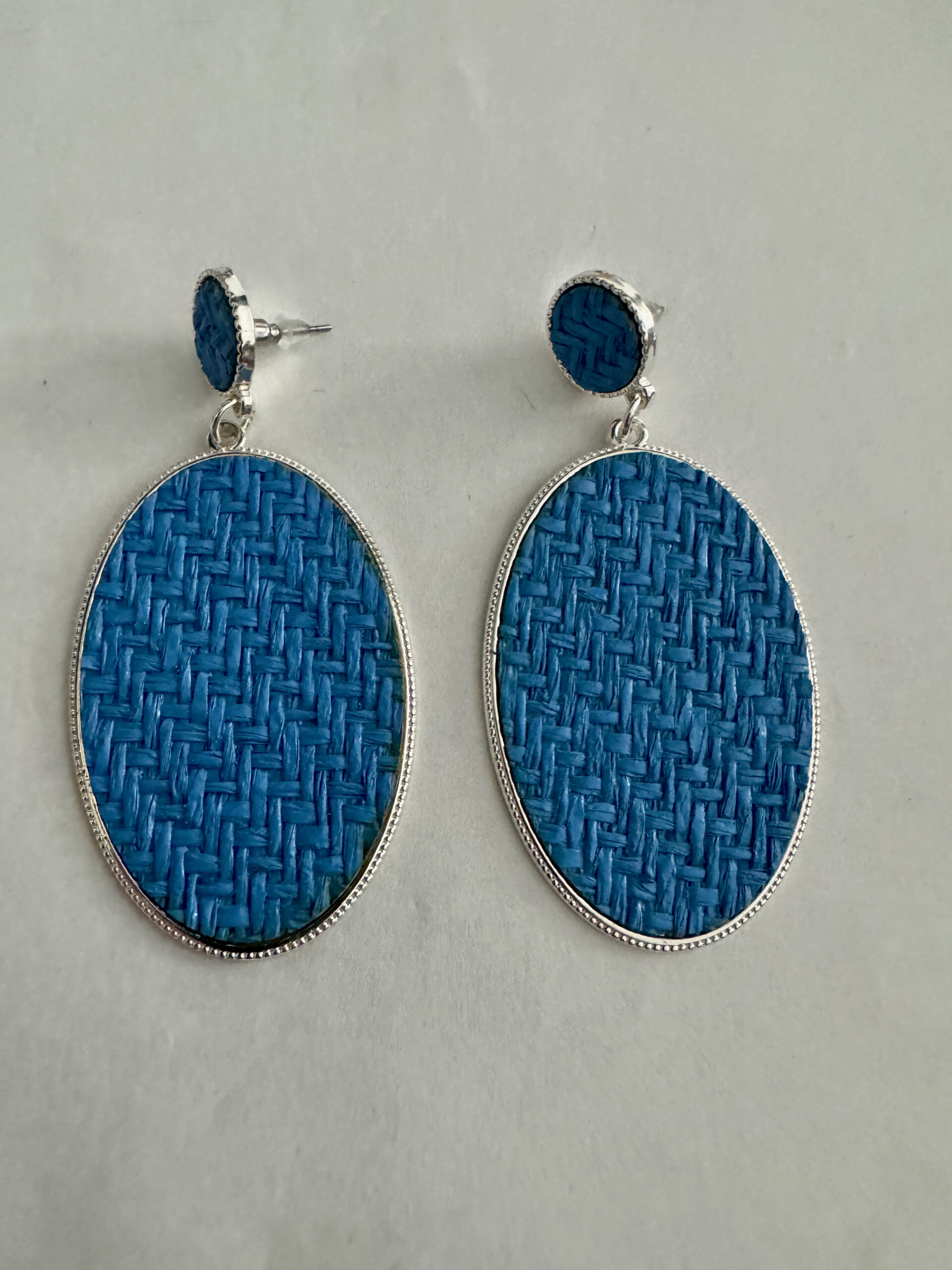Mooie blauwe hangende oorbellen met zilverkleurig randje