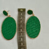 Mooie groene hangende oorbellen met goudkleurig randje