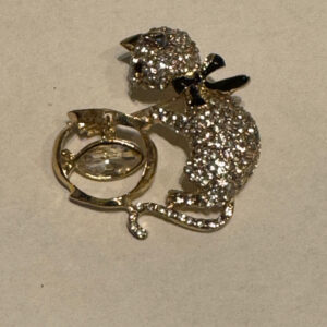 Broche goudkleurige kat met strass en vissenkom