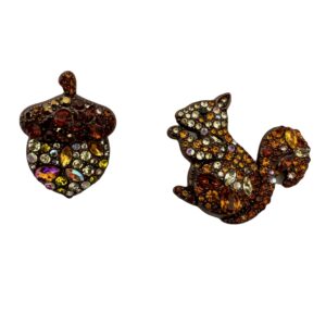 Broche eekhoorn met nootje met strass