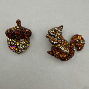 Broche eekhoorn met nootje met strass