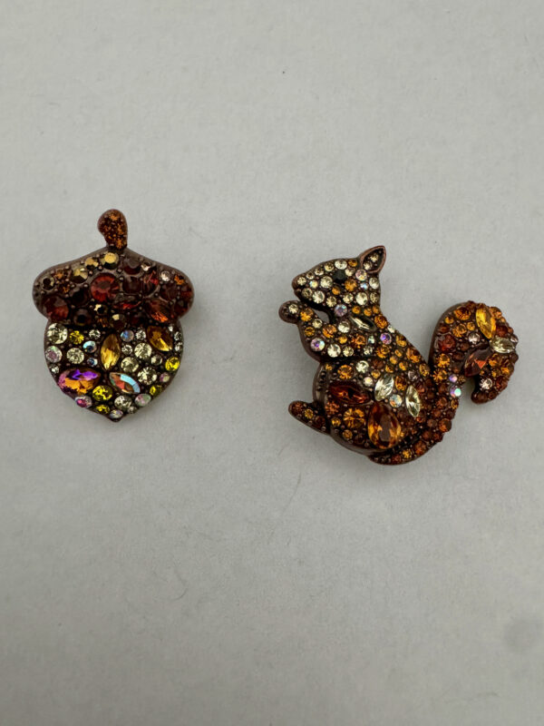 Broche eekhoorn met nootje met strass
