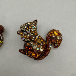 Broche eekhoorn met nootje met strass