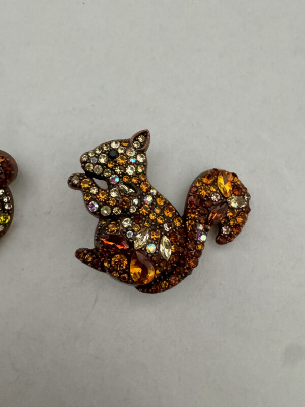 Broche eekhoorn met nootje met strass