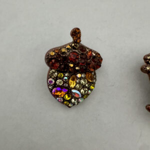 Broche eekhoorn met nootje met strass