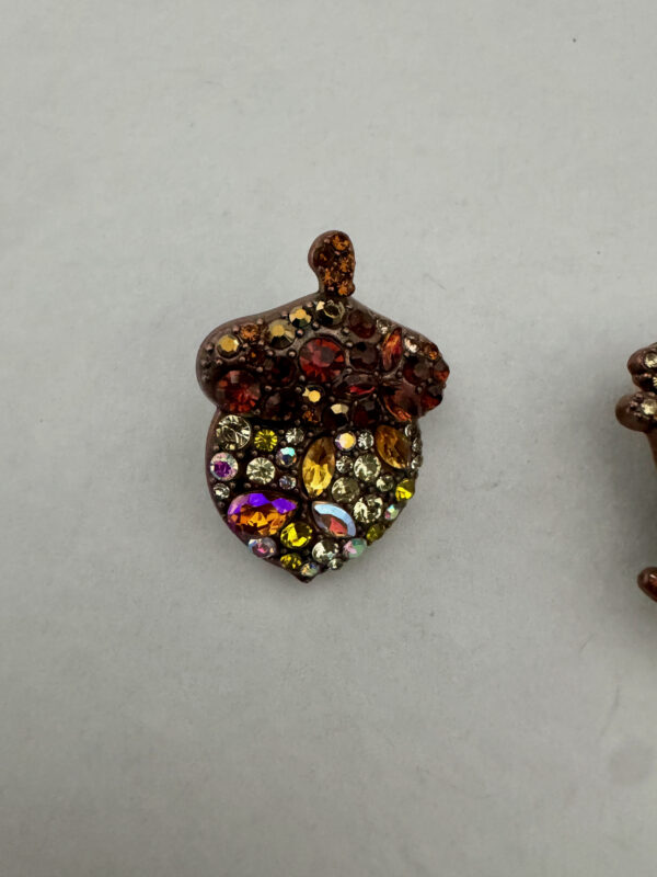 Broche eekhoorn met nootje met strass
