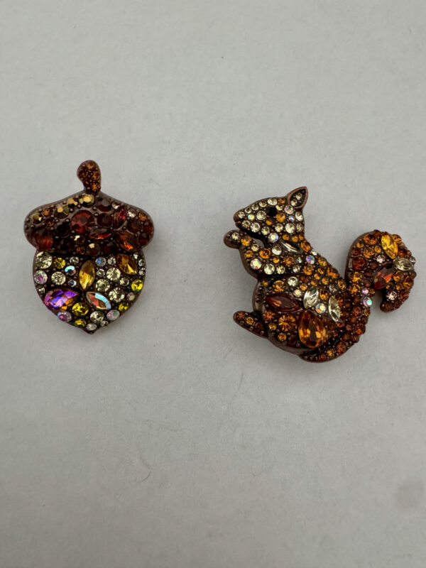 Broche eekhoorn met nootje met strass