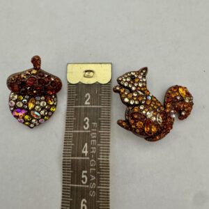 Broche eekhoorn met nootje met strass