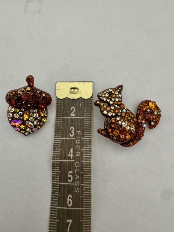 Broche eekhoorn met nootje met strass