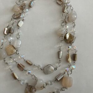 Ketting geketteld laagjes schelpkralen en beige kralen
