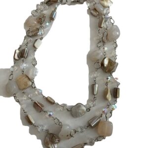 Ketting geketteld laagjes schelpkralen en beige kralen