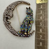 Broche kat met grote maan met strass steentjes