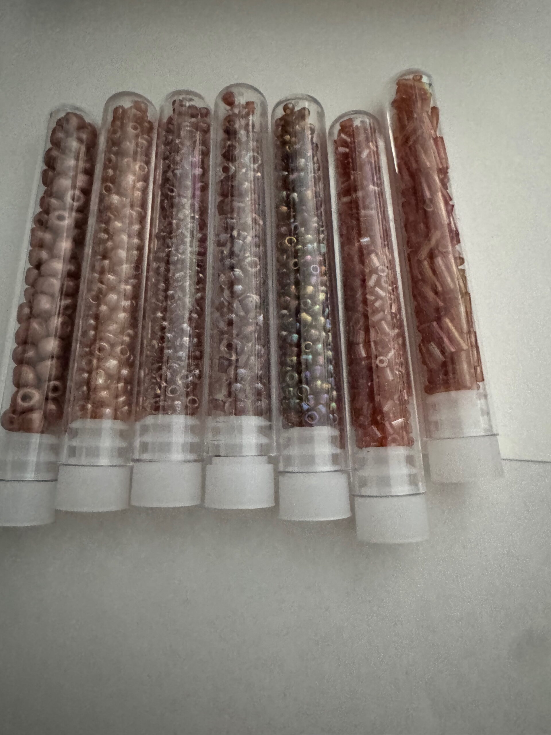 49 soorten en kleuren kralen in buisjes