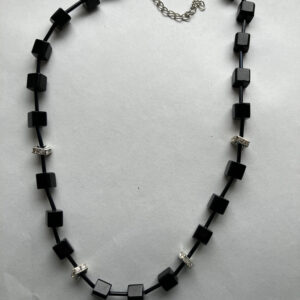 Handgemaakte ketting met zwarte blokjes en strass verdelers