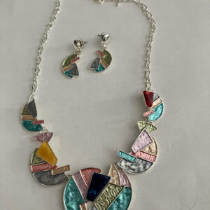 Ketting metaal gekleurd met bijpassende oorbellen